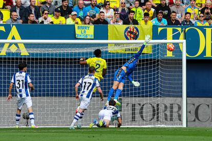 Alex Remiro (derecha) durante una acción en el partido entre Villarreal y Real Sociedad.