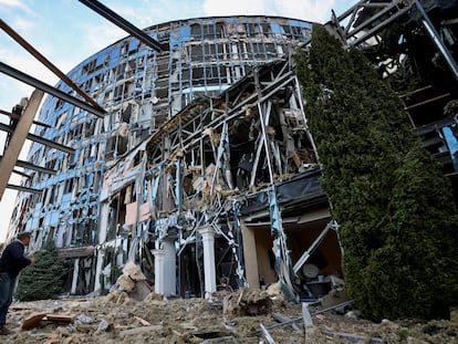 Un hombre observaba el viernes los destrozos causados por un bombardeo ruso en Járkov.