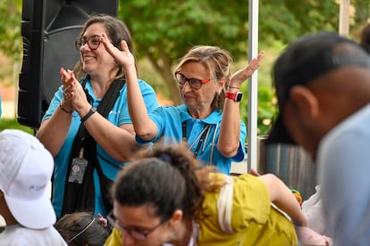Bibian Navarro, voluntaria de CaixaBank (derecha), participa en una actividad organizada durante el Mes Social.