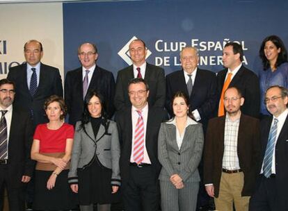 Los premios de la Energía que otorga Enerclub posan con el ministro Sebastián.