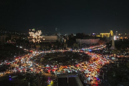 Los damascenos salen a la calle para celebrar entre fuegos artificiales la caída del régimen de Bashar el Asad, este viernes.