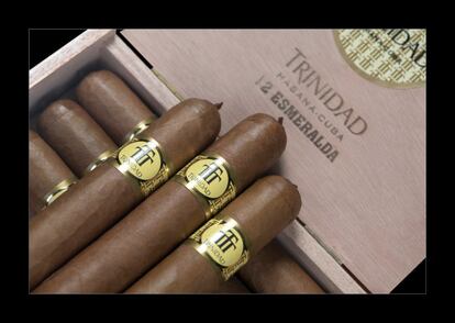 Trinidad, una de las marcas de habanos más exclusivas, celebra su 50º aniversario con tres nuevas vitolas que recogen la demanda de los aficionados de ampliar las opciones dentro de la casa. Las tres cuentan con sabores y aromas a almendra, vainilla y melaza. Una de las nuevas incorporaciones es Esmeralda, que hace referencia a una de las calles más famosas de la ciudad de Trinidad. Su vitola de galera, Dinoras, de cepo 53, es la más larga de las tres, con un cepo de 145mm. Precio: 14 euros/ cigarro y 168 euros/caja de 12.