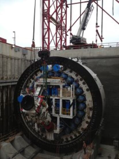 Operarios de ACs trabajan en el montaje de la tuneladora Bertha.