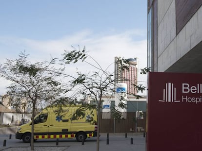 Una ambulancia del SEM sale del hospital de Bellvitge de Barcelona