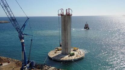 Esteyco construye en la costa de Arinaga, en Gran Canaria, el primer aerogenerador marino de Espa&ntilde;a. Las obras finalizar&aacute;n en el primer trimestre de 2018.