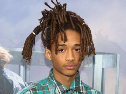 <p><strong>QUIÉN ES.</strong> Además de rapero y actor, Jaden Smith (17 años, EE.UU.) lleva sobre sus hombros el peso de ser hijo del actor Will Smith. Jaden se dio a conocer en 2006 en la película 'En busca de la felicidad' (donde actuaba junto a su padre).</p> <p><strong>CUÁL ES SU DESPILFARRO.</strong> Jaden está atravesando la adolescencia, esa etapa de la que es complicado no avergonzarse años después. Hace unas semanas le pareció una gran idea dejar los coleteros en casa y colocarse 3 anillos de Cartier, valorados en 1.500 euros cada uno, en sus rastas (en la foto). El actor ya ha demostrado en otras ocasiones que le gusta experimentar con la moda y se ha dejado ver luciendo vestidos y faldas: "No veo ropa de chicos y chicas, solamente veo gente que tiene miedo y gente que viste cómoda", sentencio Jaden cuando le preguntaron por el tema.</p>