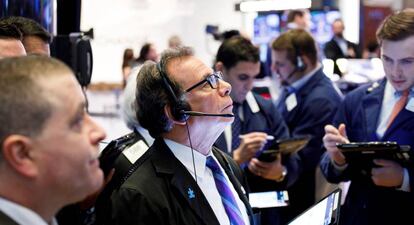Agentes de bolsa trabajan en la Bolsa de Nueva York, Estados Unidos.
