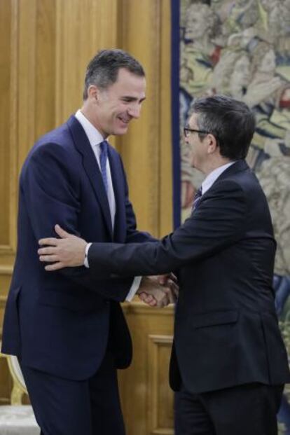 El rey Felipe VI recibiendo al nuevo presidente del Congreso, Patxi López.