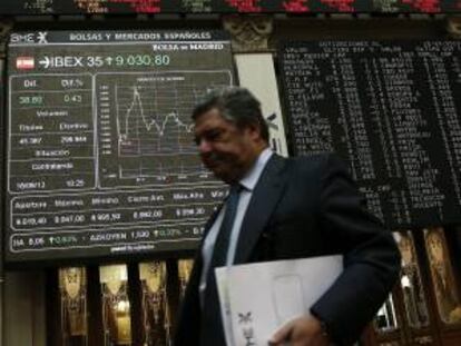 Un panel informativo muestra la evolución del principal indicador de la bolsa española, el IBEX 35. EFE/Archivo