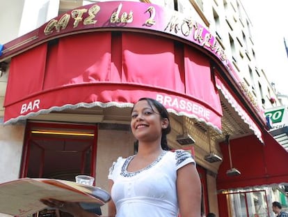 Camarera en el Caf&eacute; Los Dos Molinos, en el barrio parisiense de Montmartre, donde se rod&oacute; la pel&iacute;cula &#039;Am&eacute;lie&#039;. 
    
 