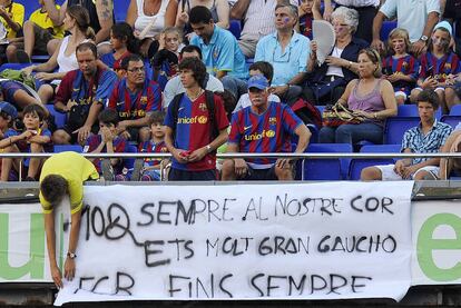 "Siempre en nuestro corazón, eres muy grande Gaucho, FCB para siempre", leía, en catalán una de las muchas pancartas dedicadas a Ronaldinho