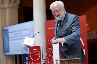 El académico de la RAE y director de la 'Nueva gramática de la lengua española', Ignacio Bosque, durante la presentación de la segunda edición de la obra. 
