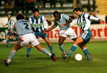 El deportivista Fran protege el balón ante Makelele, con Salgado y Turu en segundo término, en un derbi de 1999.