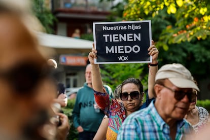 Una manifestante durante la concentración frente un centro de menores en Hortaleza (Madrid), este martes. 