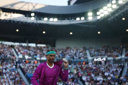 Rafael Nadal, a su llegada a la pista central de Melbourne Park. “Mi felicidad en el futuro no va a depender de si tengo más que otro. Mi vida va a seguir”, insistió el balear en rueda de prensa al ser preguntado por la posibilidad de convertirse en el tenista más laureado de todos los tiempos, con 21 títulos del Grand Slam.