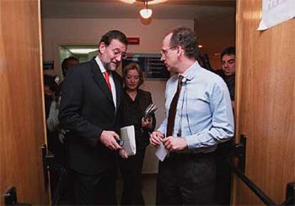 Mariano Rajoy, con Gabriel Elorriaga, ayer antes de leer su declaración institucional.