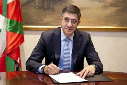 El Gobierno difundió en la tarde de ayer la imagen del 'lehendakari', Patxi López, firmando el decreto de convocatoria de elecciones.