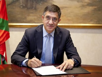 El Gobierno difundió en la tarde de ayer la imagen del 'lehendakari', Patxi López, firmando el decreto de convocatoria de elecciones.