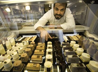 Julio Blanco en la pastelería Pomme Sucre de Gijón