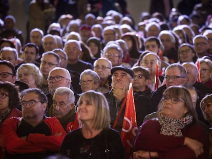 Simpatizantes socialistas en el cierre de campaña de Pedro Sánchez, en Barcelona.