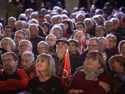 Simpatizantes socialistas en el cierre de campaña de Pedro Sánchez, en Barcelona.