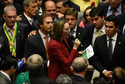 Algunos diputados del Congreso de Brasil, durante la votación para abrir el proceso de destitución de la presidenta Dilma Rousseff.