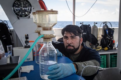 Miguel Rivas a bordo de una embarcación de Oceana.