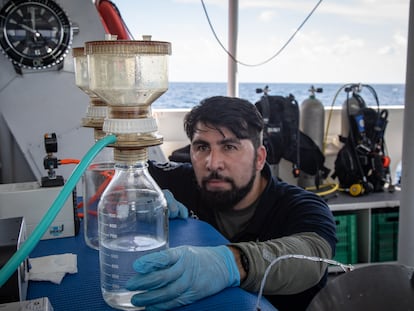 Miguel Rivas a bordo de una embarcación de Oceana.