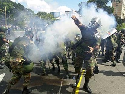 Miembros de la Guardia Nacional lanzan gases lacrimógenos durante la manifestación de ayer en Caracas.