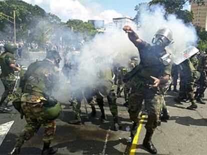 Miembros de la Guardia Nacional lanzan gases lacrimógenos durante la manifestación de ayer en Caracas.