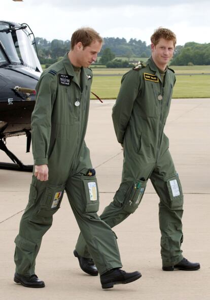 Los príncipes Guillermo y Enrique de Inglaterra en una imagen de junio de 2009