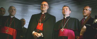 El secretario de Estado vaticano, el cardenal Bertone, en su visita a Madrid en febrero pasado arropado por Rouco y Martínez Camino.