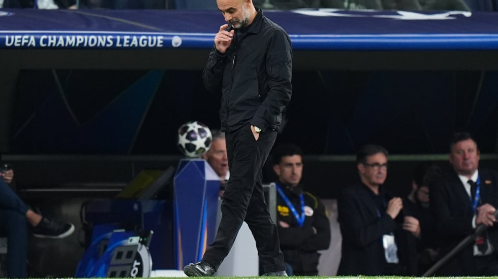 Pep Guardiola, cabizbajo, pasea por un lateral del estadio Santiago Bernabéu.
