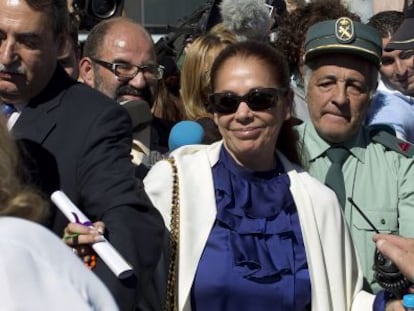 Isabel Pantoja a la salida de la Audiencia Provincial en 2012.