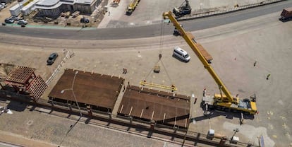 Operación de descarga de los rieles en Montevideo.