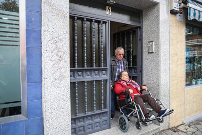 Inocenta Peláez y Lorenzo, a la salida de su portal el pasado miércoles. 