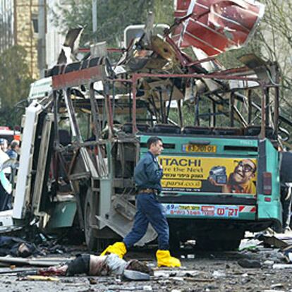 Varios cuerpos yacen junto al autobús en el que ayer estalló una bomba en Jerusalén.