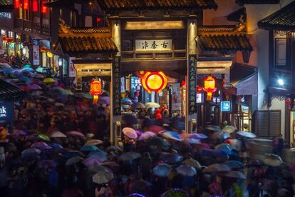 Una multitud visita la feria de las linternas rojas en Nanjing (China).