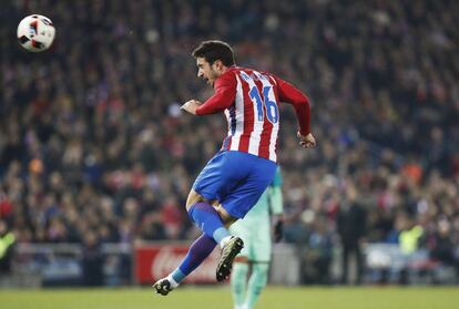 El defensa croata del Atlético de Madrid Vrsaljko golpea el balón de cabeza.