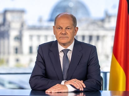 El canciller alemán, Olaf Scholz, durante el discurso televisado que ha dirigido en la conmemoración de los 77 años del fin de la Segunda Guerra Mundial.