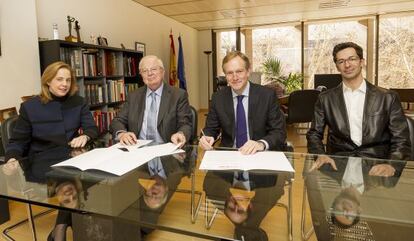 Representantes del INAEM y de la Fundación Loewe, en la firma del convenio.