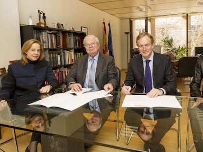 Representantes del INAEM y de la Fundación Loewe, en la firma del convenio.