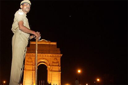 El Gobierno ha declarado el estado de alerta en las principales ciudades de India. En Nueva Delhi, la Policía ha instalado puestos de control en los principales puntos de la ciudad, incluidas estaciones 
ferroviarias y de autobús, además de cines y mercados. En la foto, un policía indio vigila la Puerta India en esta ciudad.