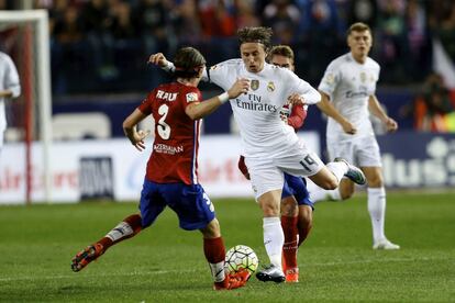 Modric controla el balón ante Filipe Luis 