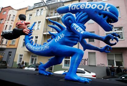 Maniefestación en Düsseldorf (Alemania) en el que se critica a Facebook por promover el discurso del odio.