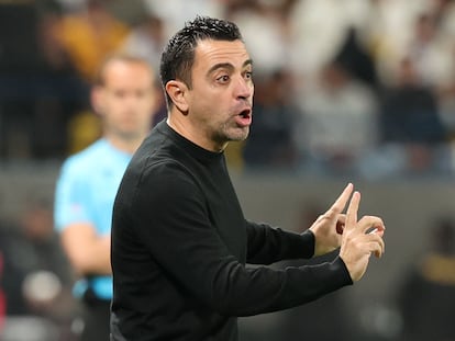 Xavi da instrucciones a sus jugadores durante la final de la Supercopa entre el Barça y el Real Madrid.