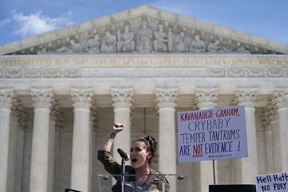 La actriz Alyssa Milano interviene durante la protesta contra el nombramiento del juez ultraconservador Brett Kavanaugh delante del Supremo de EEUU el 28 de septiembre de 2018.