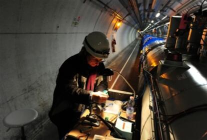 Un especialista del CERN instala uno de los nuevos dispositivos de seguridad del acelerador de partículas LHC