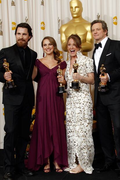 Este año los triunfadores en los Oscar fueron Christian Bale (The Fighter), Natalie Portman (Cisne Negro), Melissa Leo (The Fighter) y Colin Firth (El discurso del rey). Portman cambió a última hora un vestido de Christian Dior por un diseño de Rodarte. El motivo fueron las declaraciones antisemitas de John Galliano. 