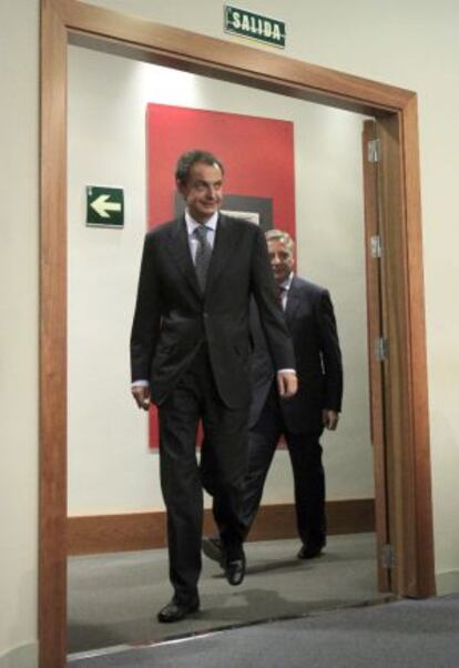 Zapatero llega con Blanco a la conferencia de prensa.